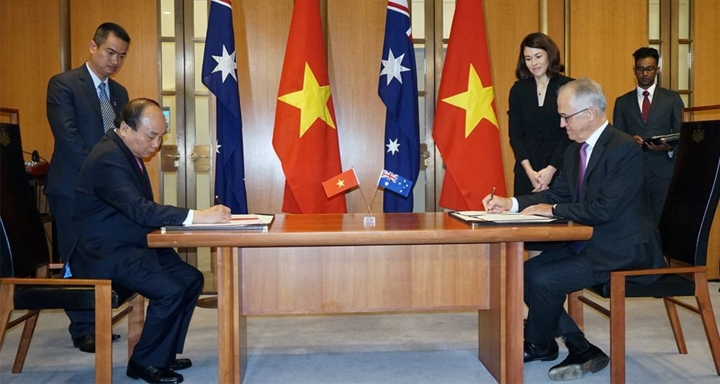Chuyến thăm chính thức Australia và tham dự Hội nghị Cấp cao Đặc biệt ASEAN-Australia của Thủ tướng Nguyễn Xuân Phúc và phu nhân cùng đoàn cấp cao Việt Nam, theo lời mời của Thủ tướng Australia Malcom Turnbull cũng diễn ra vào tháng 3/2018 đã tạo dấu ấn lịch sử trong quan hệ hai nước. Tại đây, Thủ tướng Nguyễn Xuân Phúc và Thủ tướng Australia Malcolm Turnbull đã ký Tuyên bố chung về thiếp lập quan hệ Đối tác Chiến lược Việt Nam-Australia. (Ảnh: Vietnamnet)
