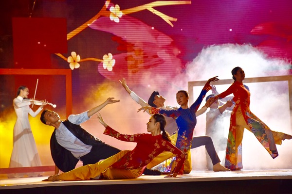 Vũ đoàn Dance for life biểu diễn tiết mục nghệ thuật “Mùa hoa trở lại”.