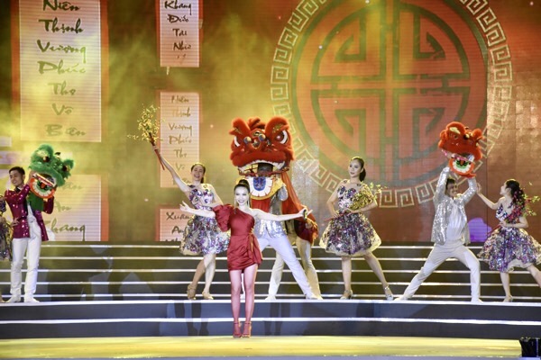 Ca sĩ Yến Trang và vũ đoàn Dance for life biểu diễn tiết mục nghệ thuật “Xuân đã về”.