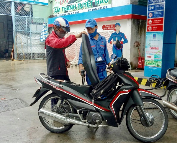 Khách hàng đổ xăng trên đường Lê Lợi, TP. Vũng Tàu.