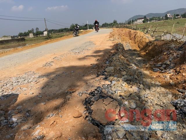 Đoạn đường vừa mới làm xong đã bị nứt nẻ, sụt lún,  xuống cấp nghiêm trọng