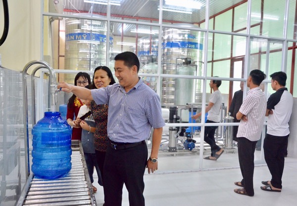 Khách tham quan tìm hiểu quy trình sản xuất nước uống tinh khiết tại Công ty TNHH Nước uống tinh khiết Vạn Phước.