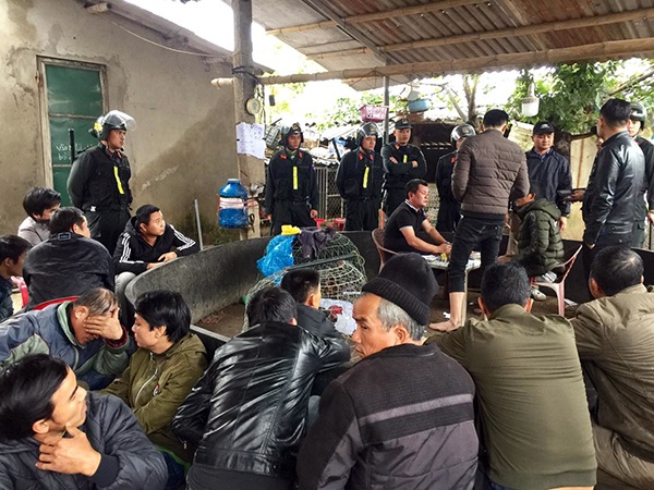 Các con bạc và tang vật vụ án.