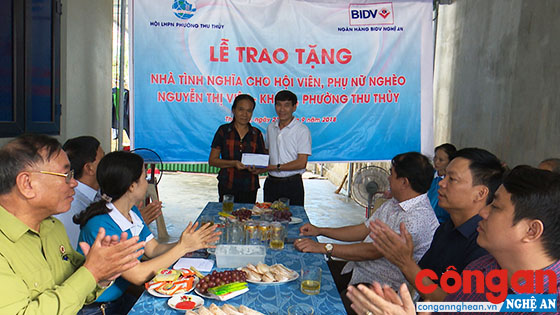 Những ngôi nhà “Mái ấm tình thương” được xây dựng góp phần giúp các chị em phụ nữ làm trọn thiên chức “giữ lửa” trong gia đình