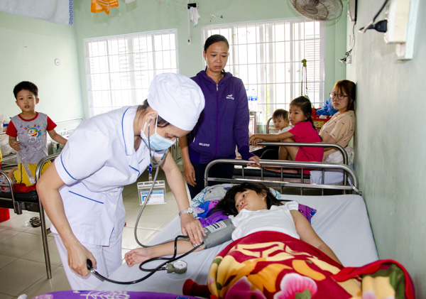 Nhân viên y tế Bệnh viện Lê Lợi (TP. Vũng Tàu) thăm khám cho bệnh nhi điều trị nội trú tại bệnh viện trong kỳ nghỉ lễ Tết Dương lịch 2019.