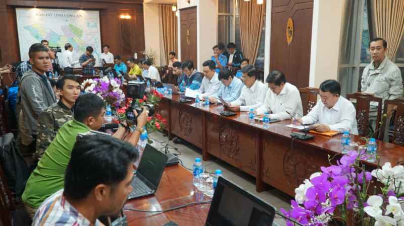 Buổi họp báo giữa đêm khuya
