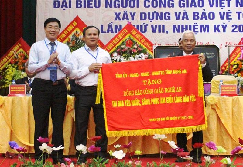 Lãnh đạo Tỉnh ủy, HĐND, UBND, Ủy ban MTTQ tỉnh                               tặng bức trướng “Đồng bào Công giáo Nghệ An - Thi đua                    yêu nước, sống phúc âm giữa lòng dân tộc” cho đồng bào                Công giáo của tỉnh nhân dịp Đại hội Đại biểu người Công giáo Việt Nam tỉnh Nghệ An xây dựng và bảo vệ Tổ quốc lần thứ VII, nhiệm kỳ 2017 - 2022