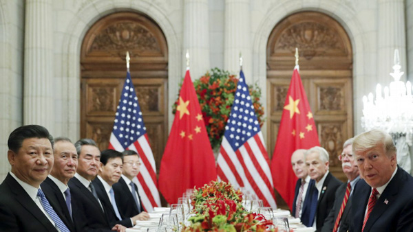 Chủ tịch Trung Quốc Tập Cận Bình (trái) và Tổng thống Mỹ Donald Trump (phải) cùng các quan chức cấp cao hai nước trong cuộc gặp ở Argentina hôm 1-12.
