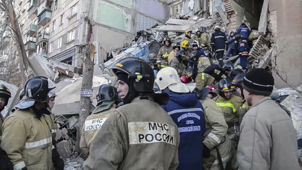 Nhân viên nỗ lực tìm kiếm nạn nhân dưới những đống đổ nát sau vụ sập chung cư ở Magnitogorsk ngày 1-1-2019. 