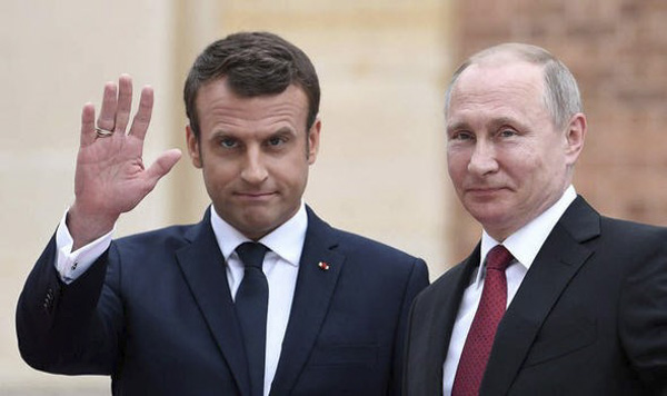 Tổng thống Nga Vladimir Putin và người đồng cấp Pháp  Emmanuel Macron. 