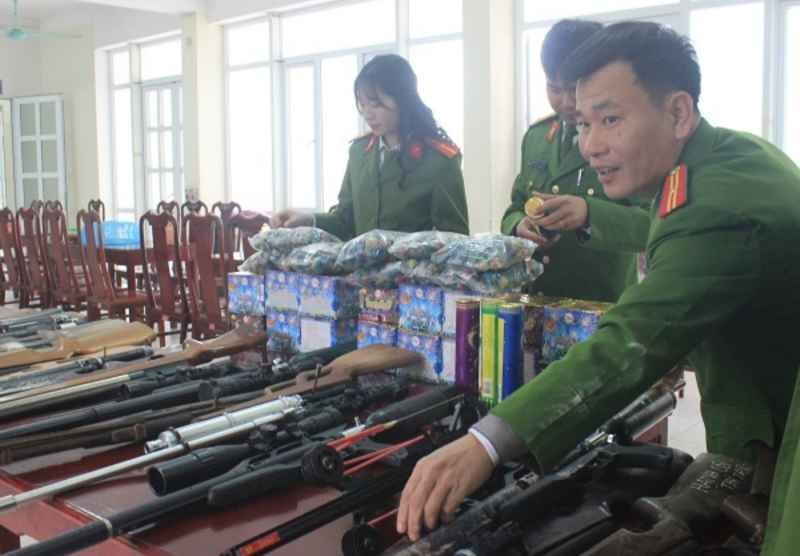 Công an huyện vận động giao nộp vũ khí