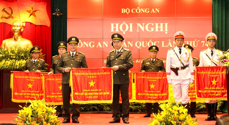 PGS TS Đại tá Nguyễn Hữu Cầu, Giám đốc Công an Nghệ An nhận Cờ Thi đua Chính phủ