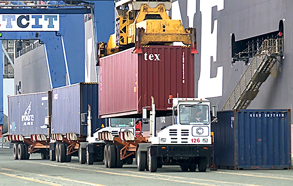 Xe container vận chuyển hàng hoá tấp nập tại cảng TCIT.