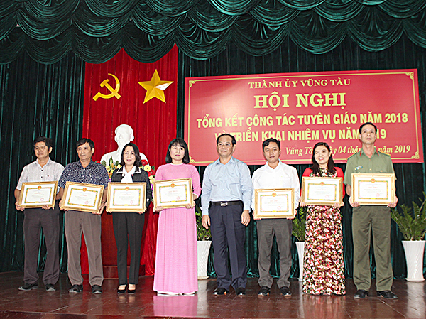 Đồng chí Mai Ngọc Thuận, Bí Thư Thành ủy Vũng Tàu trao Giấy khen cho các tập thể có thành tích xuất sắc trong công tác tuyên giáo năm 2018.
