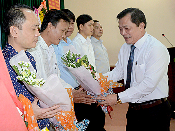 Đồng chí Hồ Văn Lợi, Bí thư Huyện ủy Đất Đỏ tặng hoa cảm ơn những đóng góp của DN, mạnh thường quân.