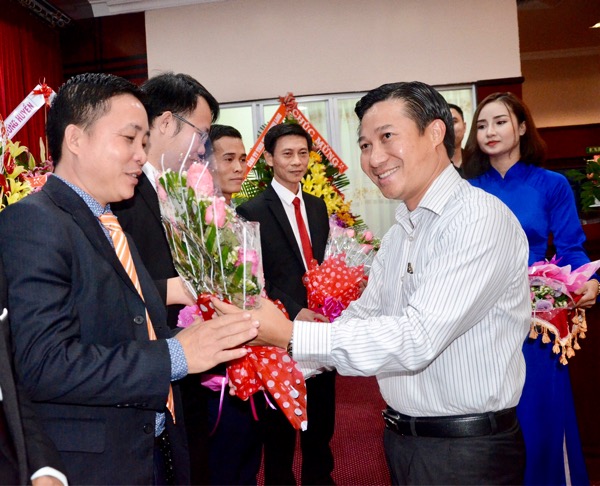 Ông Phạm Ngọc Hải, Phó Chủ tịch Hội Doanh nhân trẻ tỉnh tặng hoa chúc mừng Ban điều hành CLB Giao thương G9 nhiệm kỳ IV-2019.