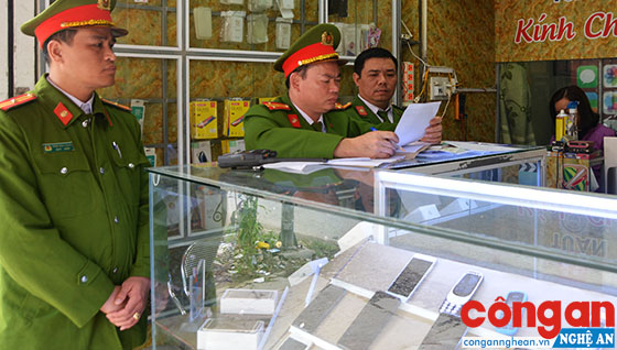 Tổ công tác kiểm tra các hồ sơ pháp lý liên quan đến hoạt động của cơ sở kinh doanh dịch vụ tài chính