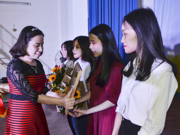Đồng chí Võ Ngọc Thanh Trúc, Tỉnh ủy viên, Phó Trưởng Ban Dân vận Tỉnh ủy trao giấy chứng nhận “Sinh viên 5 tốt” cho SV.