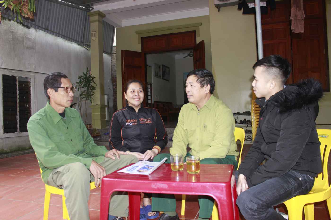 Cựu chiến binh Nguyễn Duy Lam (ngoài cùng bên trái) cùng gia đình, bạn bè ôn lại kỷ niệm cuộc chiến cách đây 40 năm