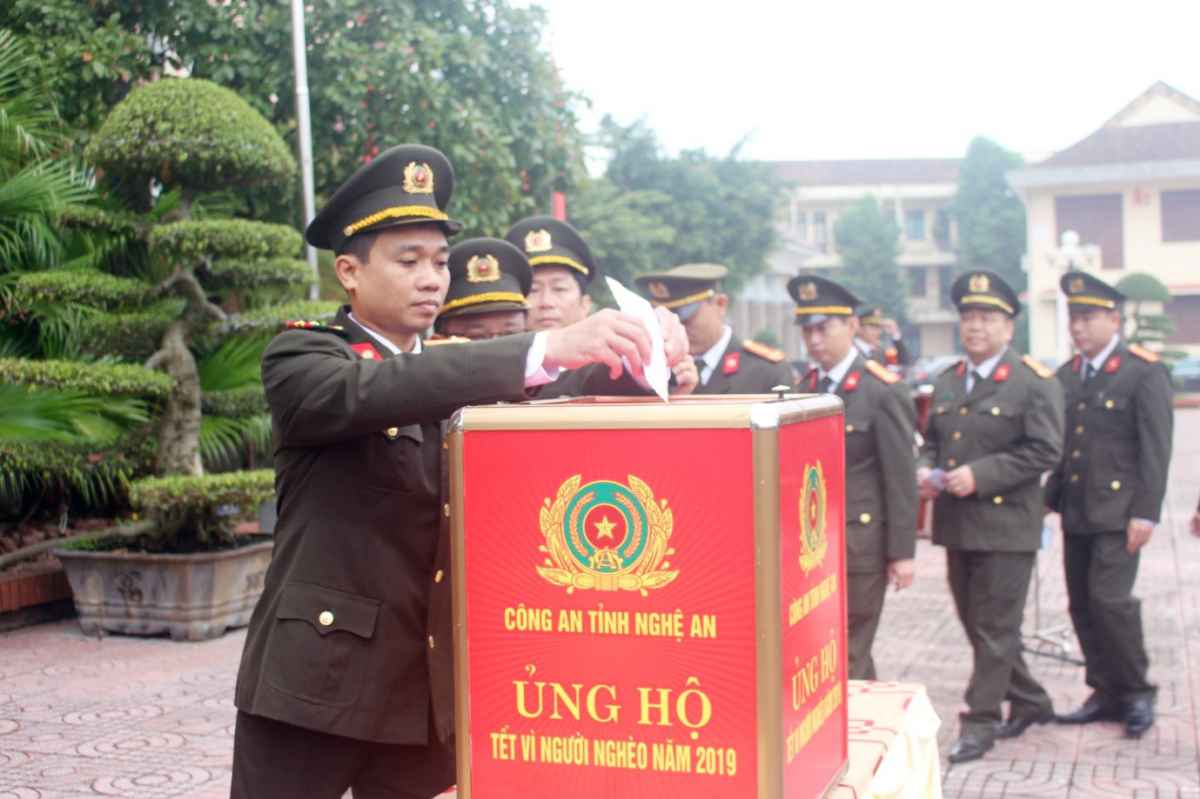 CBCS tham gia ủng hộ tại Công an tỉnh. Ảnh: Mai Hậu