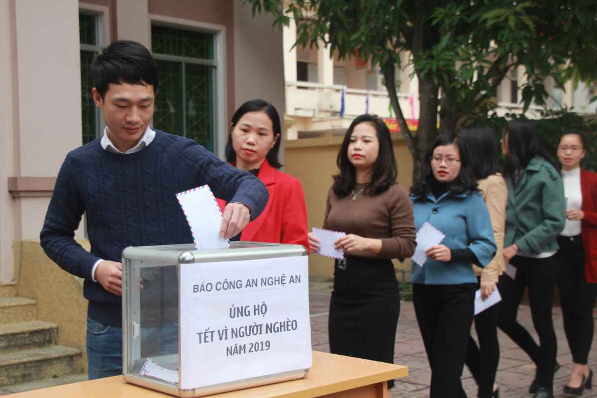 Cán bộ, phóng viên Báo Công an Nghệ An ủng hộ Tết vì người nghèo