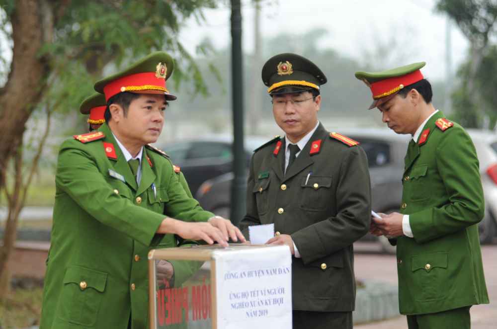 Tại Công an huyện Nam Đàn, lãnh đạo và CBCS trong đơn vị cũng đã tổ chức quyên góp được số tiền gần 21 triệu đồng ngay sau lễ phát động. Số tiền này sẽ được Công an huyện Nam Đàn đóng góp, ủng hộ với các suất quà thiết thực, ý nghĩa nhất đến với những hộ gia đình nghèo, hoàn cảnh khó khăn; góp phần giúp họ có một cái Tết ấm no, hạnh phúc và an lành. Ảnh: Gia Huy