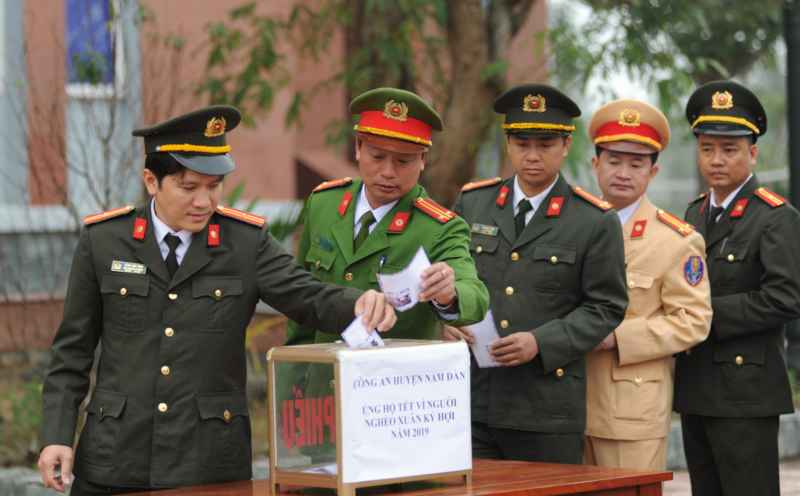 Tại Công an huyện Nam Đàn, lãnh đạo và CBCS trong đơn vị cũng đã tổ chức quyên góp được số tiền gần 21 triệu đồng ngay sau lễ phát động. Số tiền này sẽ được Công an huyện Nam Đàn đóng góp, ủng hộ với các suất quà thiết thực, ý nghĩa nhất đến với những hộ gia đình nghèo, hoàn cảnh khó khăn; góp phần giúp họ có một cái Tết ấm no, hạnh phúc và an lành. Ảnh: Gia Huy