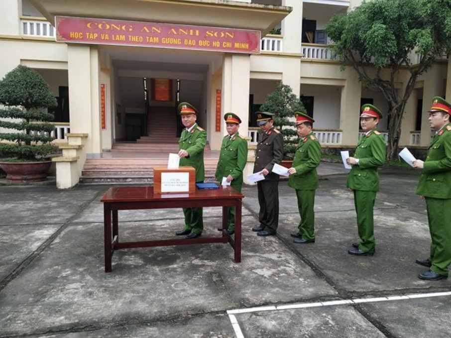 Lãnh đạo, CBCS CA huyện Anh Sơn tham gia ủng hộ ‘Tết vì người nghèo’. Ảnh: Công an Anh Sơn