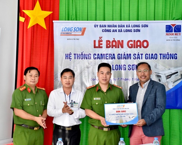 Đại diện Công ty TNHH Hóa dầu Long Sơn (bìa phải) bàn giao hệ thống camera an ninh cho xã Long Sơn.