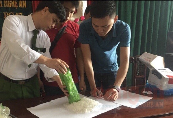 Cán bộ Phòng Cảnh sát ĐTTP  về Ma túy  phối hợp với  các đơn vị  chức năng cân trọng lượng  ma túy thu giữ trong  Chuyên án