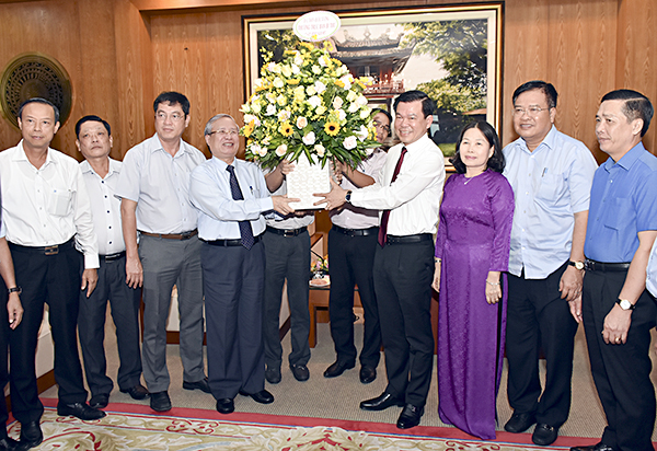 Đồng chí Trần Quốc Vượng, Ủy viên Bộ Chính trị, Thường trực Ban Bí thư tặng hoa chúc Tết lãnh đạo tỉnh và các tầng lớp nhân dân trong tỉnh.