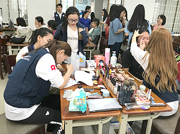 Sinh viên ĐH Dongshin trang điểm và làm tóc miễn phí cho giảng viên, sinh viên ĐH BR-VT.