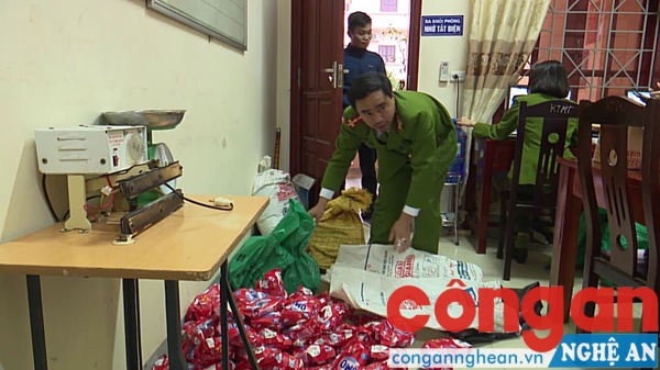 Lực lượng chức năng kiểm tra số hàng thu giữ