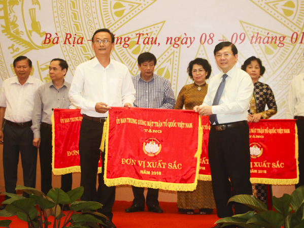 Đồng chí Nguyễn Hữu Dũng, Phó Chủ tịch Ủy ban Trung ương MTTQ Việt Nam tặng cờ Xuất sắc năm 2018 cho đại diện UBMTTQ Việt Nam tỉnh BR-VT.