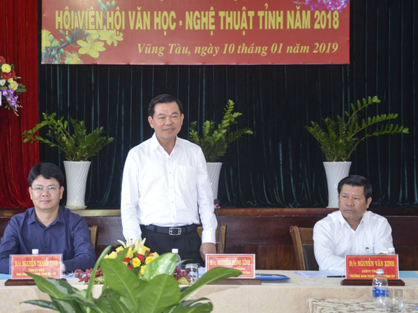 Đồng chí Nguyễn Hồng Lĩnh, Ủy viên Trung ương Đảng, Bí thư Tỉnh ủy, Chủ tịch HĐND tỉnh phát biểu tại buổi gặp gỡ lãnh đạo, hội viên Hội VHNT tỉnh.