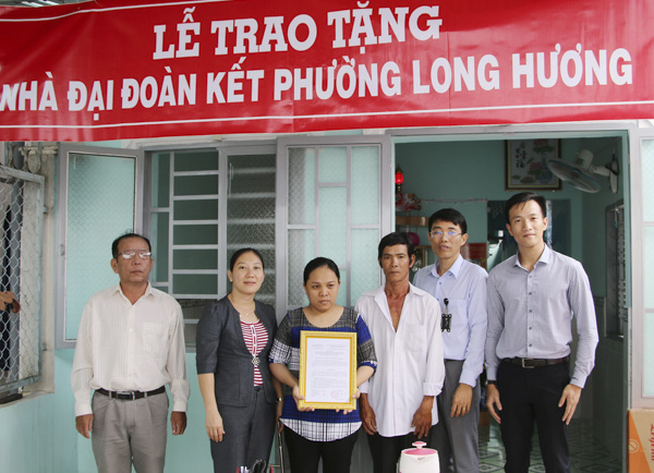 Công ty Đường ống khí Nam Côn Sơn bàn giao nhà Đại đoàn kết cho gia đình ông Nguyễn Ngọc Quốc (phường Long Hương, TP. Bà Rịa) đầu năm 2017. 