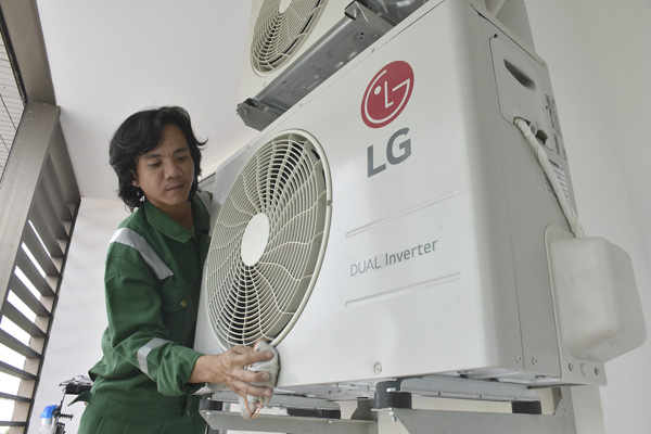 Nhân viên Công ty CP Nhà sạch Vũng Tàu vệ sinh máy lạnh cho người dân.