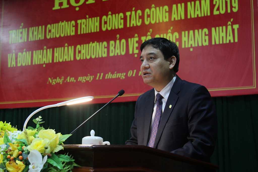 Đồng chí Nguyễn Đắc Vinh, Ủy viên Trung ương Đảng, Bí thư Tỉnh ủy biểu dương và chúc mừng những thành tích xuất sắc của Công an Nghệ An
