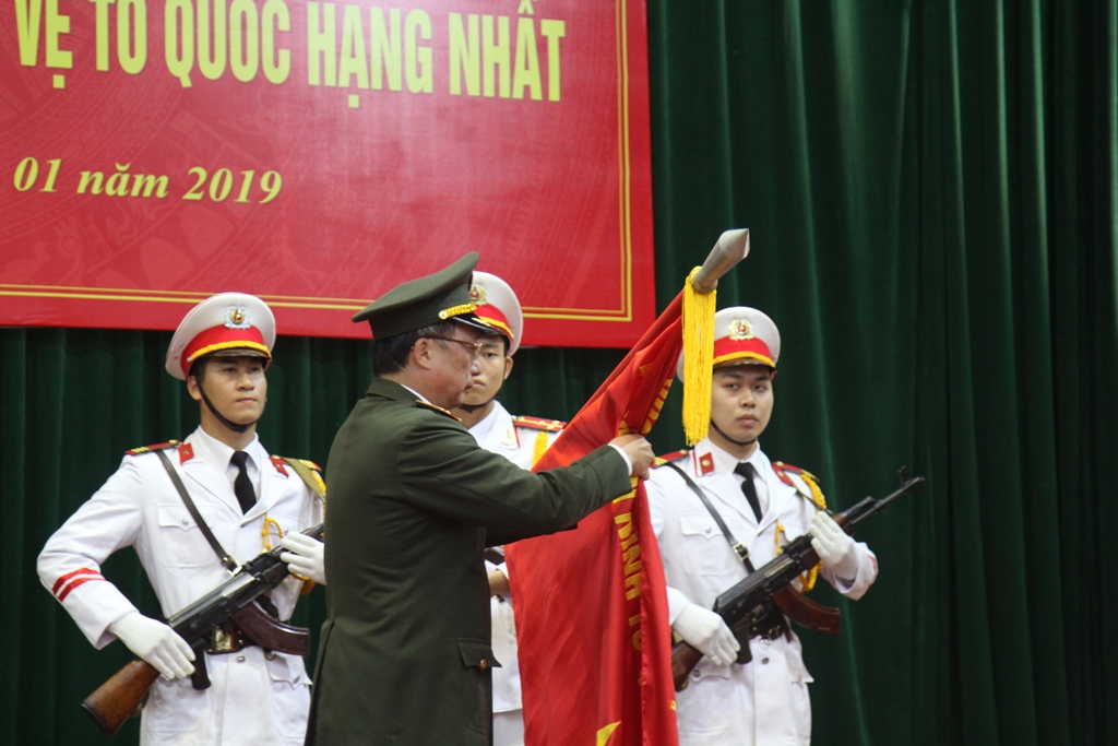Thừa ủy quyền Chủ tịch nước, Thứ trưởng Bộ Công an gắn Huân chương bảo vệ Tổ quốc hạng Nhất cho CANA