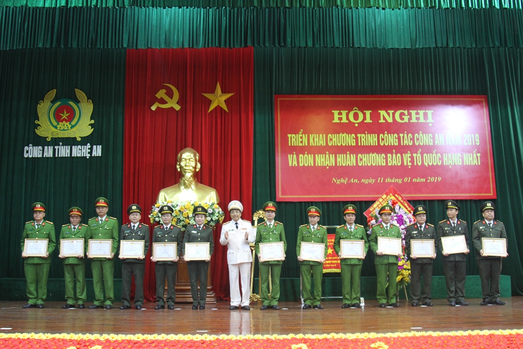 Đại tá Hồ Văn Tứ, Phó Giám đốc Công an tỉnh trao danh hiện Đơn vị tiên tiến cho công an các đơn vị, địa phương 