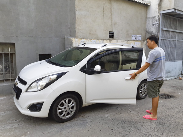 Ông Vũ Quang Thắng, chủ điểm thuê xe Hoàng Vũ (96 Trần Hưng Đạo, phường 1, TP. Vũng Tàu) chuẩn bị xe cho khách hàng.
