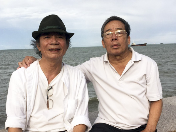 Nhạc sĩ Nguyễn Trọng Tạo (trái) và nhà thơ Lê Huy Mậu trong một lần ông đến Vũng Tàu.