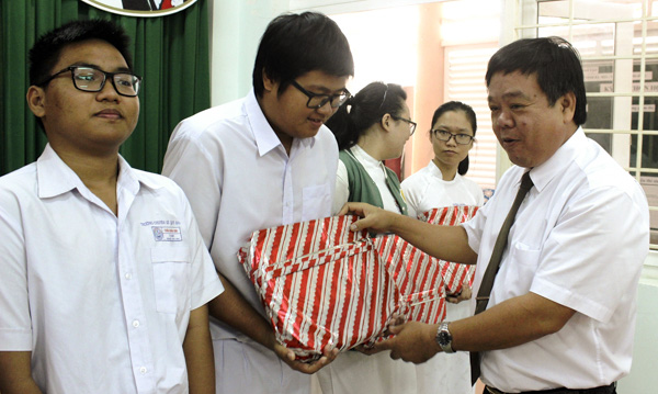 Ông Nguyễn Văn Ba, Phó Giám đốc Sở GD-ĐT trao quà cho các thí sinh tham dự kỳ thi. Ảnh: KHÁNH CHI