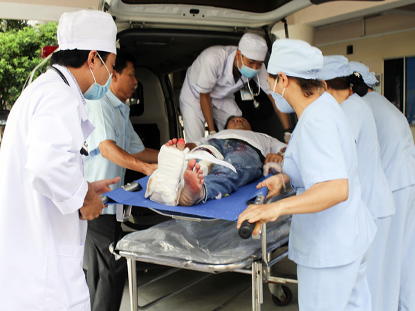 Nạn nhận được cán bộ y tế Bệnh viện Lê Lợi chuyển từ xe cứu thương vào Khoa Cấp cứu  của bệnh viện.