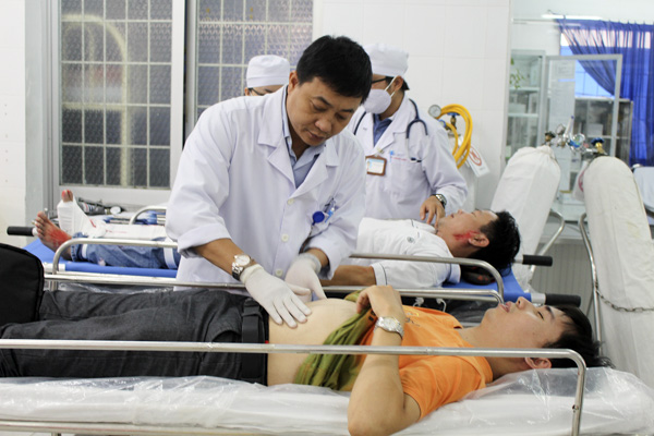 Các bác sĩ của Bệnh viện Lê Lợi thăm khám, sơ cấp cứu cho các nạn nhân.