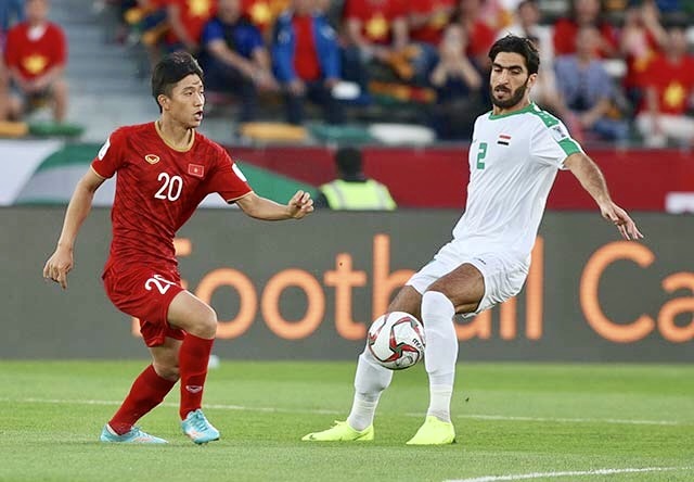 Pha tranh chấp bóng giữa Văn Đức (20) và một cầu thủ Iran.