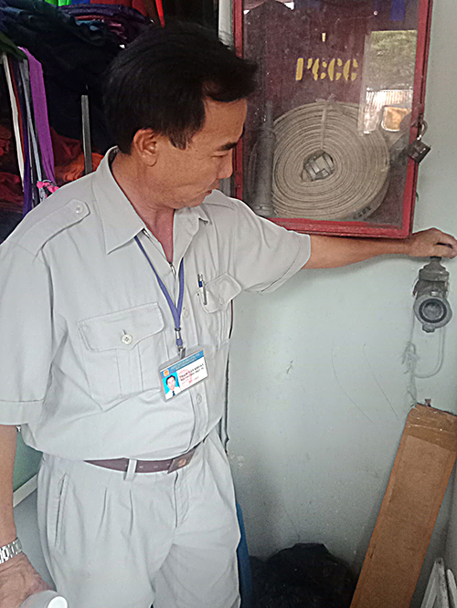 Nhân viên Ban quản lý chợ Rạch Dừa, TP.Vũng Tàu kiểm tra van họng nước cứu hỏa.