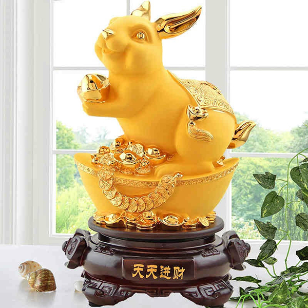 Những mẫu tượng heo thần tài mạ vàng đẹp mắt được bán sôi động trên chợ online.