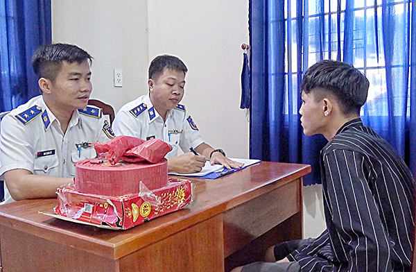 Lực lượng Bộ Tư lệnh Vùng Cảnh sát biển 3 làm việc với Lê Thái Nhân.