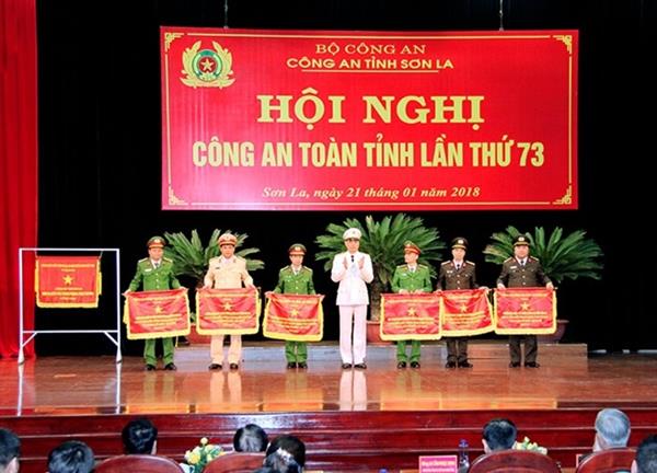 Văn phòng Cơ quan Cảnh sát điều tra nhận cờ thi đua của Bộ công an.